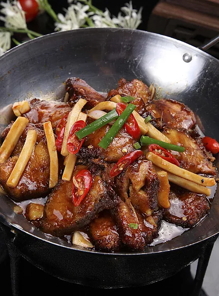 干锅比目鱼中式美食-图巨人