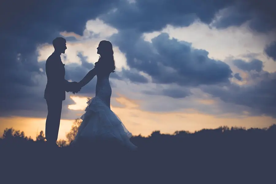 夫妻 婚礼 日出 黄昏 爱 男人 户外 人们 轮廓 天空-图巨人