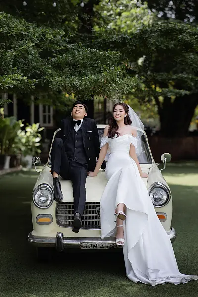 婚礼 夫妻 新婚夫妇 车 车辆 户外 新娘 马夫 汽车壁纸-图巨人