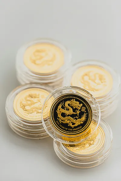 一堆金币叠在一起-图巨人