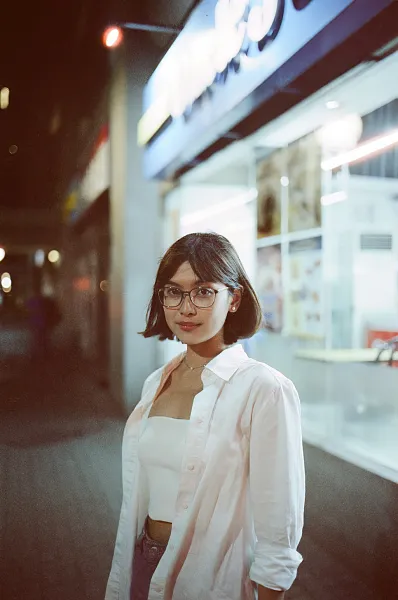 晚上站在建筑物前的女人-图巨人