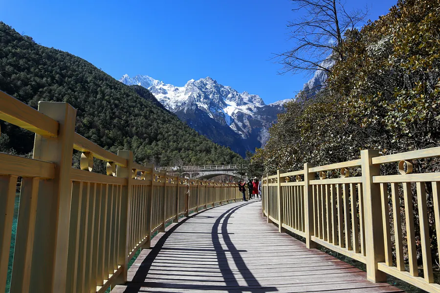 一条木制走道背景是一座山-图巨人