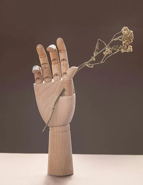 一只手拿着花的木雕-图巨人