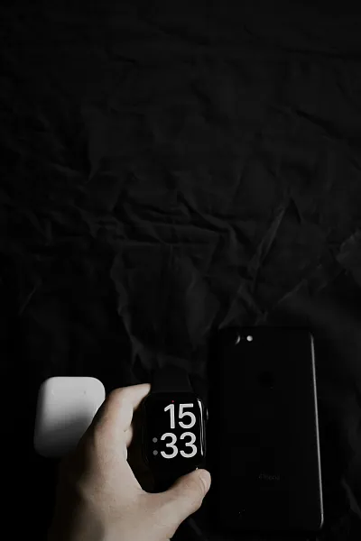 一只手拿着手机-图巨人