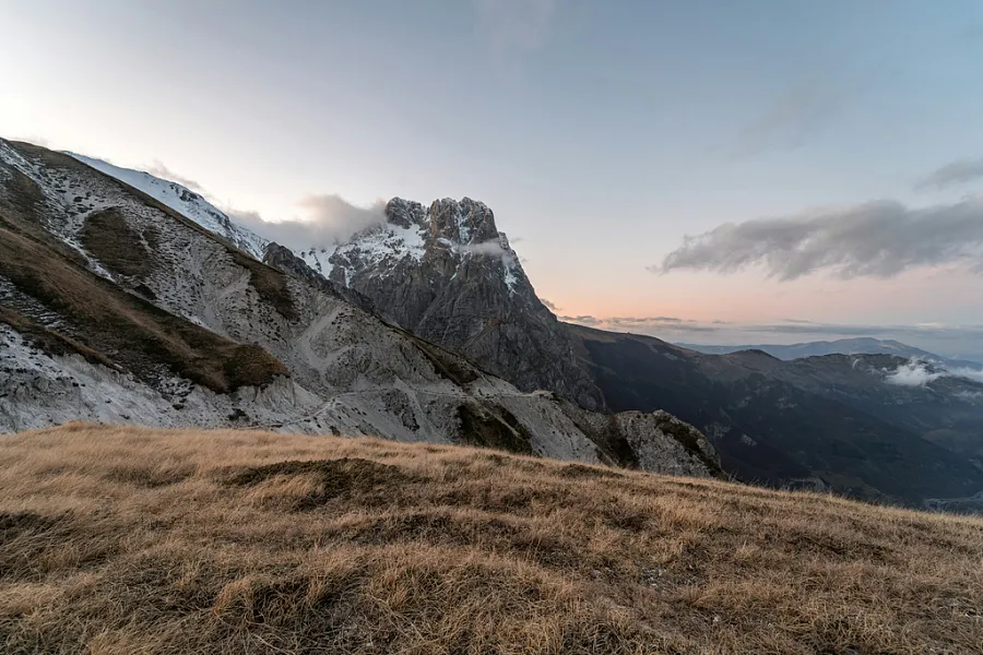 一座长满青草的小山背景是一座山-图巨人