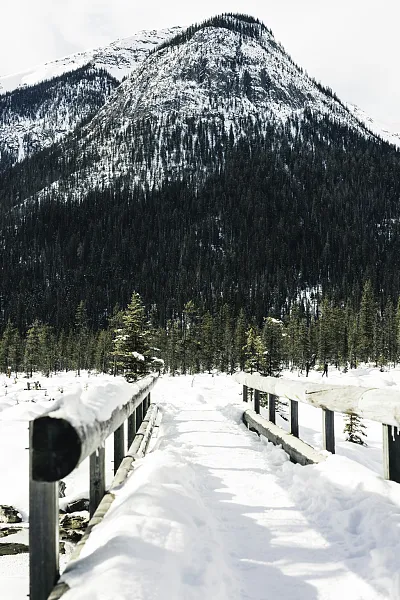 一条积雪覆盖的道路背景是一座山-图巨人