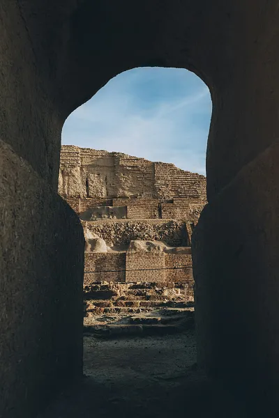 白天蓝天下的棕色混凝土建筑-图巨人